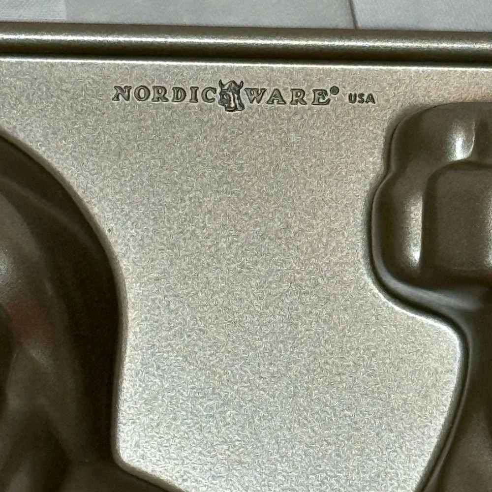 Nordic Ware 10 Cup‎ Santa Claus Cast Aluminum Cake Pan Platinum Collection